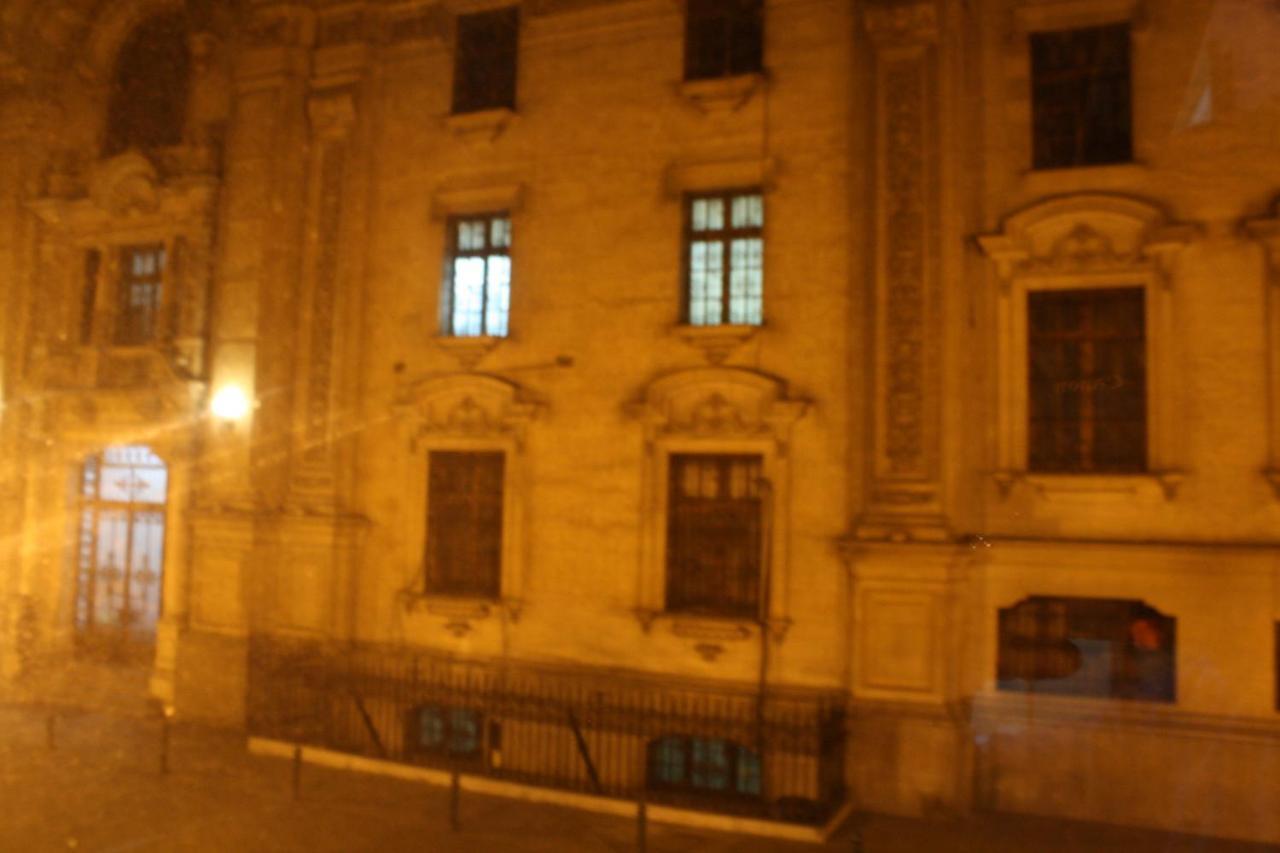Main Square Apartment Lima Luaran gambar